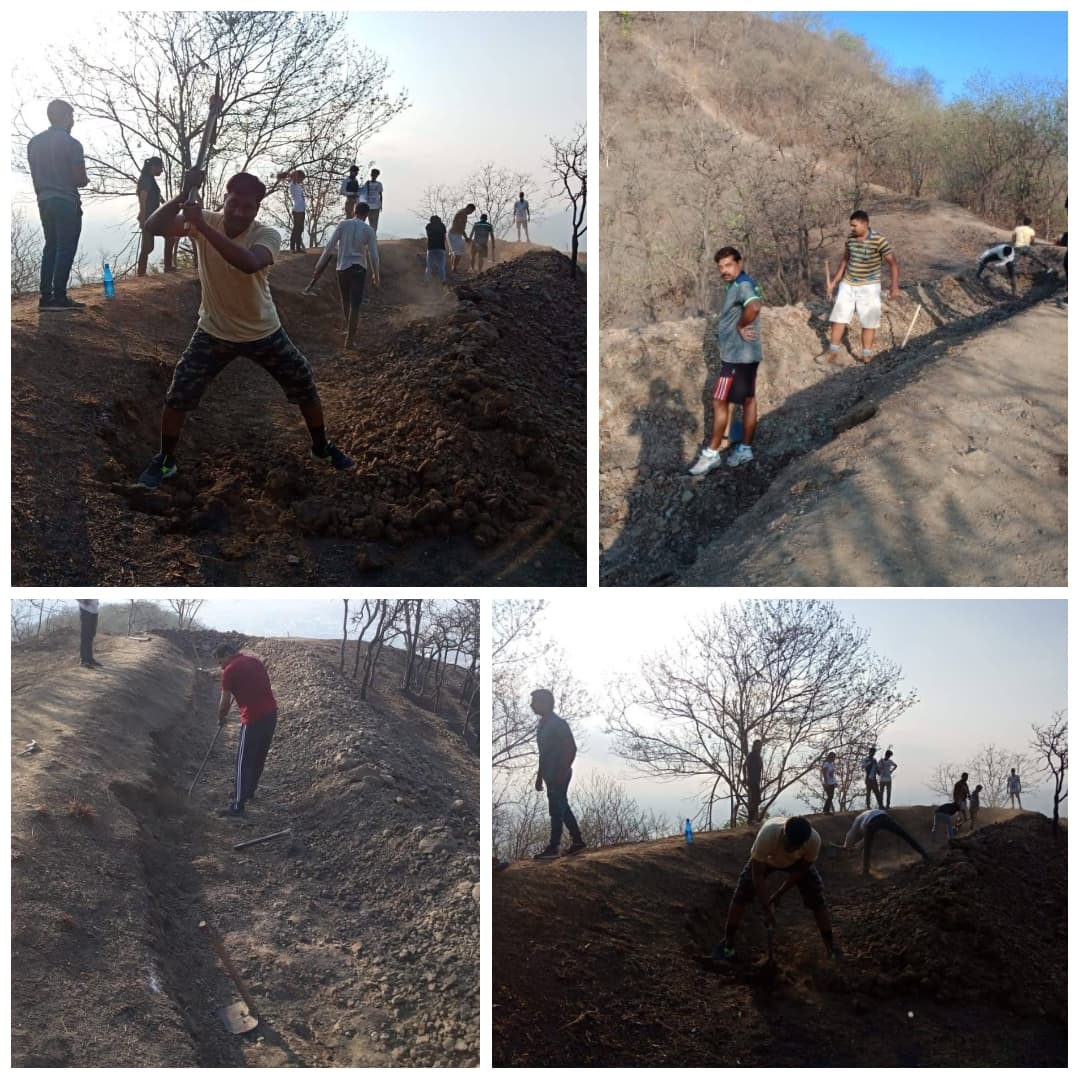 Large group of volunteers digging at Laghu Wan site